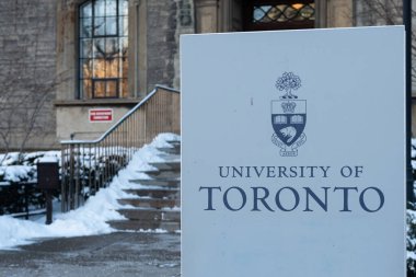 Toronto, ON, Kanada - 08 Ocak 2021 Toronto şehir merkezindeki Toronto Üniversitesi tabelasında görülüyor. 1827 yılında King 's College olarak kurulan ve Queen' s Park çevresinde bulunan Toronto Üniversitesi, Kanadalı araştırma üniversitesi arasında akademik olarak birinci sırada yer almaktadır.