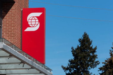 Toronto, ON, Kanada - 10 Ağustos 2021 Toronto şehir merkezinde Scotiabank 'in logosu ve markası. Nova Scotia Bankası (İngilizce: 