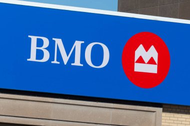 Toronto, ON, Kanada - 2 Ağustos 2021: Toronto, Kanada 'daki Bank of Montreal (BMO) şubesinin logosu ve markası. Montreal Bankası Kanadalı çok uluslu yatırım bankası ve finans hizmetleri şirketidir..