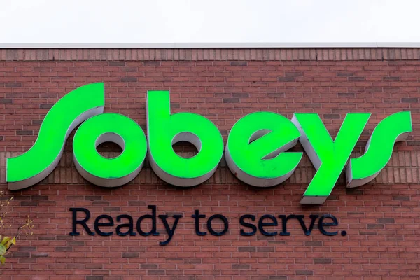 トロント カナダ 7月3 2021 彼はトロントのカナダの小売業Sobeys食料品店のロゴとブランドサイン — ストック写真