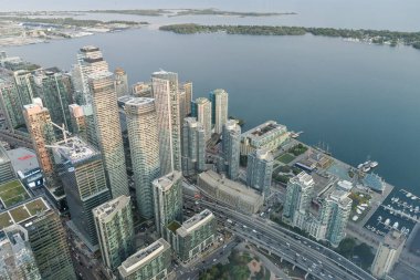 Toronto, On, Kanada - 7 Ekim 2019: Günbatımında Toronto 'nun merkezinde görüldü. Fotoğraf CN Kulesi 'nin tepesinden çekildi..