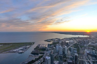 Toronto, On, Kanada - 7 Ekim 2019: Günbatımında Toronto 'nun merkezinde görüldü. Fotoğraf CN Kulesi 'nin tepesinden çekildi..