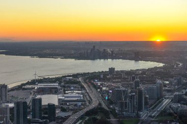 Toronto, On, Kanada - 7 Ekim 2019: Günbatımında Toronto 'nun merkezinde görüldü. Fotoğraf CN Kulesi 'nin tepesinden çekildi..