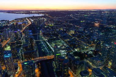 Toronto, On, Kanada - 7 Ekim 2019: Günbatımında Toronto 'nun merkezinde görüldü. Fotoğraf CN Kulesi 'nin tepesinden çekildi..