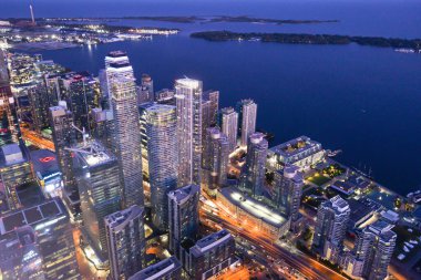 Toronto, On, Kanada - 7 Ekim 2019: Günbatımında Toronto 'nun merkezinde görüldü. Fotoğraf CN Kulesi 'nin tepesinden çekildi..