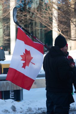 Toronto, ON, Kanada 05 Şubat 2022: Göstericiler, Covid aşısının görev ve kısıtlamalarını protesto etmek için Toronto şehir merkezinde toplandılar.
