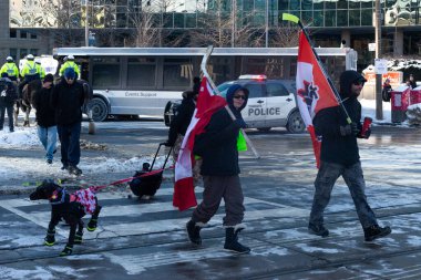 Toronto, ON, Kanada 05 Şubat 2022: Göstericiler, Covid aşısının görev ve kısıtlamalarını protesto etmek için Toronto şehir merkezinde toplandılar.