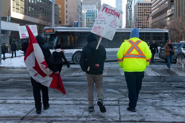 Toronto, ON, Kanada 05 Şubat 2022: Göstericiler, Covid aşısının görev ve kısıtlamalarını protesto etmek için Toronto şehir merkezinde toplandılar.