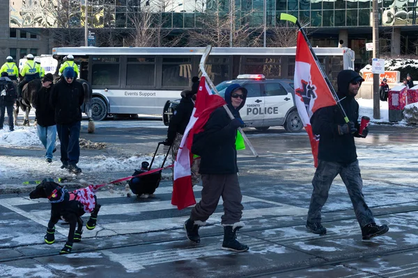 Toronto Canadá Febrero 2022 Manifestantes Reúnen Para Protestar Contra Los — Foto de Stock