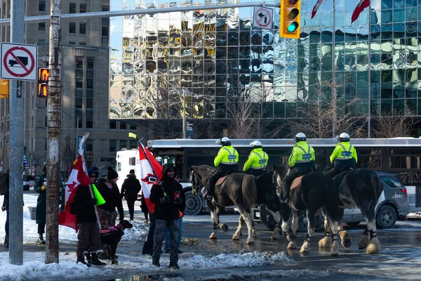 Toronto, ON, Kanada 05 Şubat 2022: Göstericiler, Covid aşısının görev ve kısıtlamalarını protesto etmek için Toronto şehir merkezinde toplandılar.