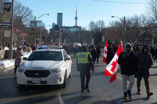 Toronto, ON, Kanada 05 Şubat 2022: Göstericiler, Covid aşısının görev ve kısıtlamalarını protesto etmek için Toronto şehir merkezinde toplandılar.