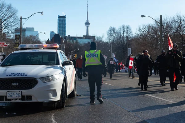 Toronto, ON, Kanada 05 Şubat 2022: Göstericiler, Covid aşısının görev ve kısıtlamalarını protesto etmek için Toronto şehir merkezinde toplandılar.