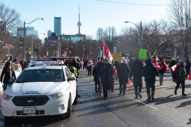 Toronto, ON, Kanada 05 Şubat 2022: Göstericiler, Covid aşısının görev ve kısıtlamalarını protesto etmek için Toronto şehir merkezinde toplandılar.
