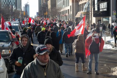 Toronto, ON, Kanada 05 Şubat 2022: Göstericiler, Covid aşısının görev ve kısıtlamalarını protesto etmek için Toronto şehir merkezinde toplandılar.
