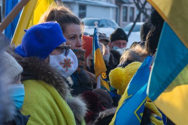 Toronto, ON, Kanada 25 Şubat 2022: Ukrayna yakınlarındaki Rus saldırganların Ukrayna 'daki savaşına karşı düzenlenen gösteri sırasında Ukrayna konsolosluğu yakınlarında bayraklı protestocular.