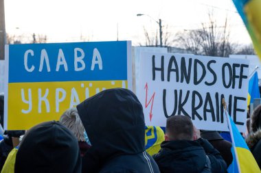 Toronto, ON, Kanada 25 Şubat 2022: Ukrayna yakınlarındaki Rus saldırganların Ukrayna 'daki savaşına karşı düzenlenen gösteri sırasında Ukrayna konsolosluğu yakınlarında bayraklı protestocular.