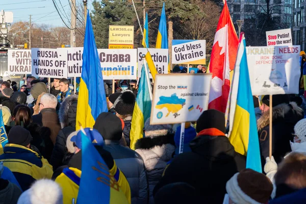 Toronto Canadá Fevereiro 2022 Protestantes Com Bandeiras Bandeiras Ucranianas Perto — Fotografia de Stock Grátis
