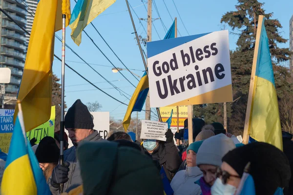 Toronto Canada Februari 2022 Protesteerders Met Spandoeken Oekraïense Vlaggen Buurt — Gratis stockfoto