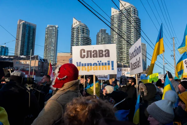Toronto Kanada Února 2022 Protestující Prapory Ukrajinskými Vlajkami Blízkosti Ukrajinského — Stock fotografie zdarma