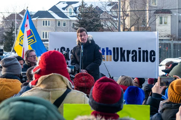 Toronto, ON, Kanada 25 Şubat 2022: Ukrayna yakınlarındaki Rus saldırganların Ukrayna 'daki savaşına karşı düzenlenen gösteri sırasında Ukrayna konsolosluğu yakınlarında bayraklı protestocular.