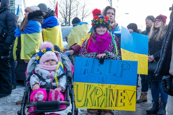 Toronto Kanada Februari 2022 Protestanter Med Banderoller Och Ukrainska Flaggor — Gratis stockfoto