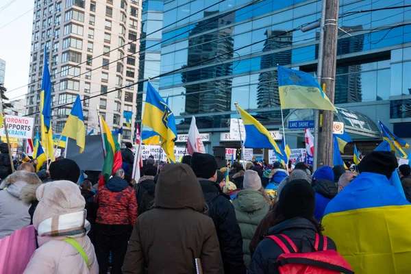Toronto Kanada Februari 2022 Protestanter Med Banderoller Och Ukrainska Flaggor — Gratis stockfoto