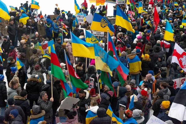 Торонто Онтаріо Канада Лютого 2022 Протестувальники Прапорами Українськими Прапорами Площі — стокове фото