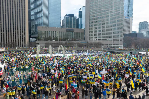 Toronto Ontario Kanada Února 2022 Protestující Prapory Ukrajinskými Vlajkami Náměstí — Stock fotografie