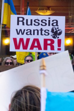 Toronto, Ontario Canada 6 Mart 2022: Toronto 'daki Rus konsolosluğu yakınlarında sarı ve mavi Ukrayna bayraklı göstericiler Ukrayna' daki savaş sırasında Ukrayna üzerindeki hava sahasını kapatma talebinde bulundu