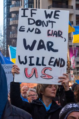 Toronto, Ontario Canada 6 Mart 2022: Toronto 'daki Rus konsolosluğu yakınlarında sarı ve mavi Ukrayna bayraklı göstericiler Ukrayna' daki savaş sırasında Ukrayna üzerindeki hava sahasını kapatma talebinde bulundu