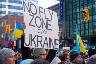 Toronto, Ontario Canada 6 Mart 2022: Toronto 'daki Rus konsolosluğu yakınlarında sarı ve mavi Ukrayna bayraklı göstericiler Ukrayna' daki savaş sırasında Ukrayna üzerindeki hava sahasını kapatma talebinde bulundu