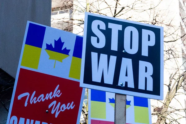 Toronto Ontario Canadá Marzo 2022 Manifestantes Con Banderas Amarillas Azules — Foto de Stock