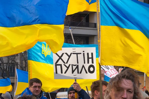 2022年3月6日 加拿大安大略省多伦多 在俄罗斯驻多伦多领事馆附近 举着黄色和蓝色乌克兰国旗和反战标志的示威者要求在乌克兰战争期间关闭乌克兰领空 — 图库照片