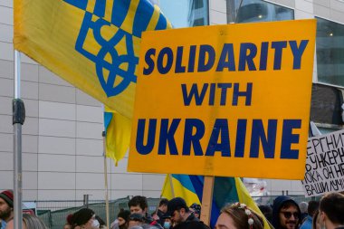 Toronto, Ontario Canada 6 Mart 2022: Toronto 'daki Rus konsolosluğu yakınlarında sarı ve mavi Ukrayna bayraklı göstericiler Ukrayna' daki savaş sırasında Ukrayna üzerindeki hava sahasını kapatma talebinde bulundu