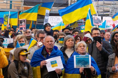 Toronto, Ontario, Kanada 6 Mart 2022: Toronto 'daki Rus konsolosluğu yakınlarında sarı ve mavi Ukrayna bayraklı göstericiler Ukrayna' daki savaş sırasında Ukrayna üzerindeki hava sahasını kapatma talebinde bulundu