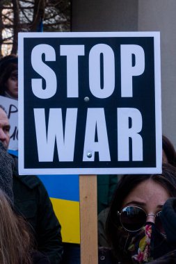 Toronto, Ontario, Kanada 6 Mart 2022: Toronto 'daki Rus konsolosluğu yakınlarında sarı ve mavi Ukrayna bayraklı göstericiler Ukrayna' daki savaş sırasında Ukrayna üzerindeki hava sahasını kapatma talebinde bulundu