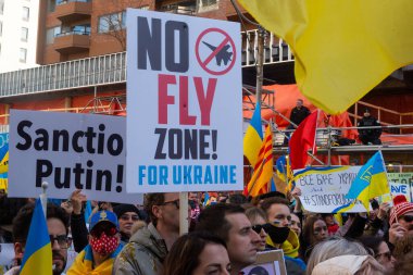 Toronto, Ontario, Kanada 6 Mart 2022: Toronto 'daki Rus konsolosluğu yakınlarında sarı ve mavi Ukrayna bayraklı göstericiler Ukrayna' daki savaş sırasında Ukrayna üzerindeki hava sahasını kapatma talebinde bulundu