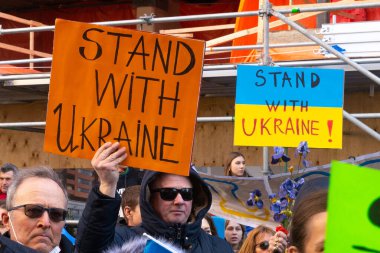 Toronto, Ontario, Kanada 6 Mart 2022: Toronto 'daki Rus konsolosluğu yakınlarında sarı ve mavi Ukrayna bayraklı göstericiler Ukrayna' daki savaş sırasında Ukrayna üzerindeki hava sahasını kapatma talebinde bulundu