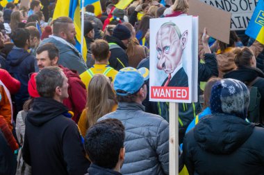 Toronto, Ontario, Kanada 6 Mart 2022: Toronto 'daki Rus konsolosluğu yakınlarında sarı ve mavi Ukrayna bayraklı göstericiler Ukrayna' daki savaş sırasında Ukrayna üzerindeki hava sahasını kapatma talebinde bulundu