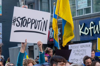 Toronto, Ontario, Kanada 6 Mart 2022: Toronto 'daki Rus konsolosluğu yakınlarında sarı ve mavi Ukrayna bayraklı göstericiler Ukrayna' daki savaş sırasında Ukrayna üzerindeki hava sahasını kapatma talebinde bulundu