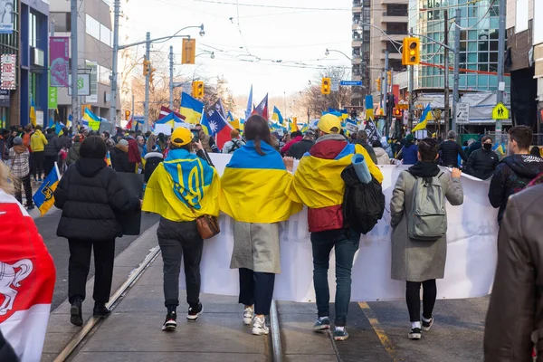 Toronto Ontario Canadá Marzo 2022 Manifestantes Con Banderas Amarillas Azules — Foto de Stock