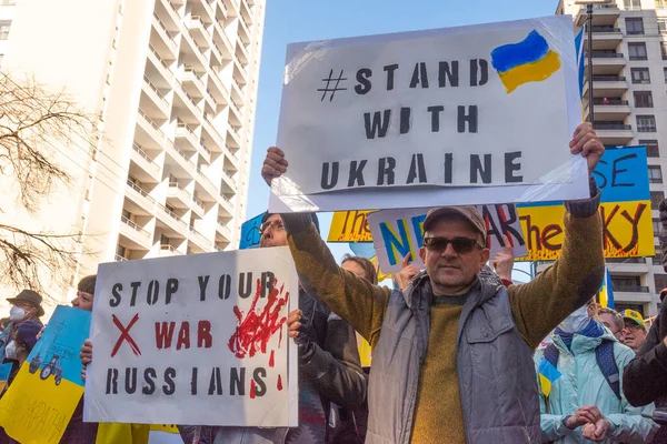 Toronto Ontario Kanada Března 2022 Demonstranti Žlutou Modrou Vlajkou Ukrajiny — Stock fotografie