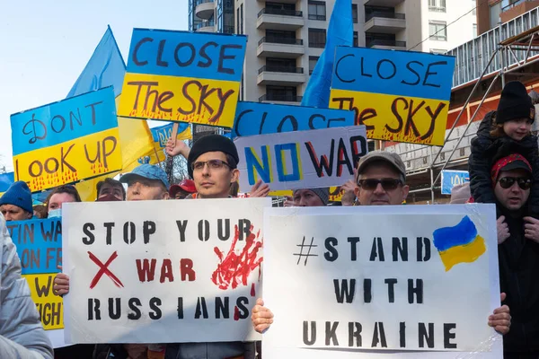 Toronto Ontario Kanada Března 2022 Demonstranti Žlutou Modrou Vlajkou Ukrajiny — Stock fotografie