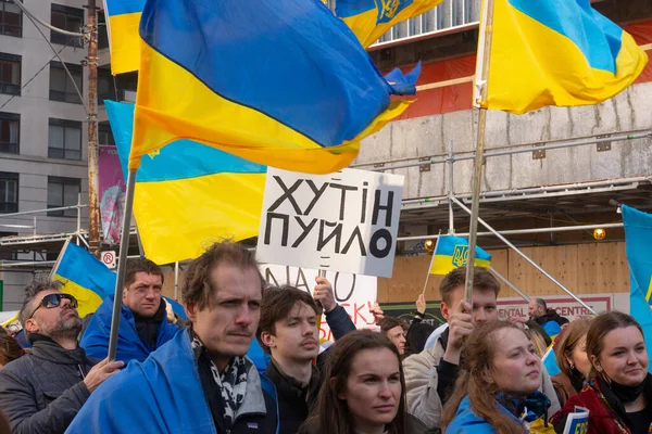 2022年3月6日 加拿大安大略省多伦多 俄罗斯驻多伦多领事馆附近悬挂黄色和蓝色乌克兰国旗和反战标志的示威者要求在乌克兰战争期间关闭乌克兰领空 — 图库照片