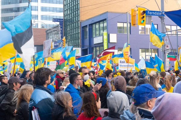 Торонто Онтаріо Канада Березня 2022 Демонстранти Жовтими Синіми Прапорами України — стокове фото