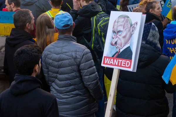 Toronto, Ontario, Kanada 6 Mart 2022: Toronto 'daki Rus konsolosluğu yakınlarında sarı ve mavi Ukrayna bayraklı göstericiler Ukrayna' daki savaş sırasında Ukrayna üzerindeki hava sahasını kapatma talebinde bulundu