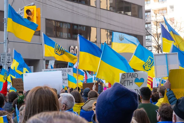 Toronto Ontario Kanada Března 2022 Demonstranti Žlutou Modrou Vlajkou Ukrajiny — Stock fotografie