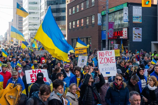 Торонто Онтаріо Канада Березня 2022 Демонстранти Жовтими Синіми Прапорами України — стокове фото