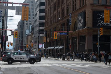 Toronto, ON, Kanada - 17 Mart 2022: Toronto 'daki St. Partick Geçit Töreni sırasında polis arabası