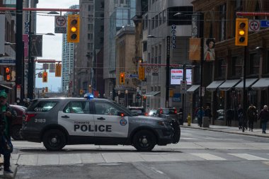Toronto, ON, Kanada - 17 Mart 2022: Toronto 'daki St. Partick Geçit Töreni sırasında polis arabası